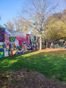 Zastave sveta obešene na zidu